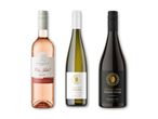 Tre vinflasker: en rosé, en hvidvin (Riesling) og en rødvin (Pinot Noir).