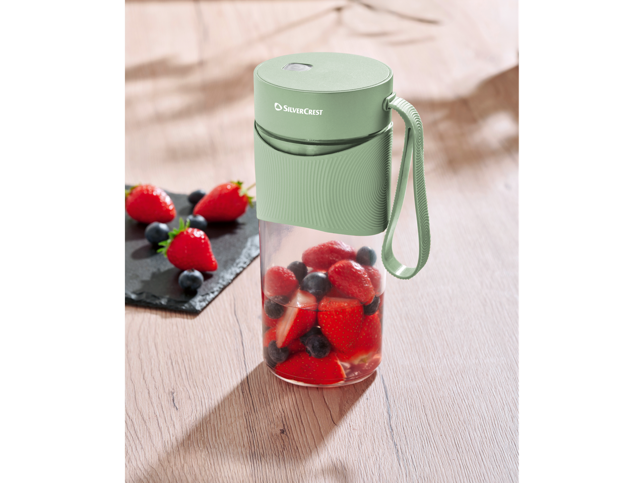 Blender de smoothie Silvercrest® cu căpșuni și afine.