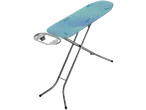 Masă de călcat cu husă albastră și suport metalic pentru fierul de călcat.