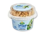 En kop YOGGI yoghurt med müsli.