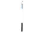 Brosse de nettoyage avec poils métalliques et manche bleu.