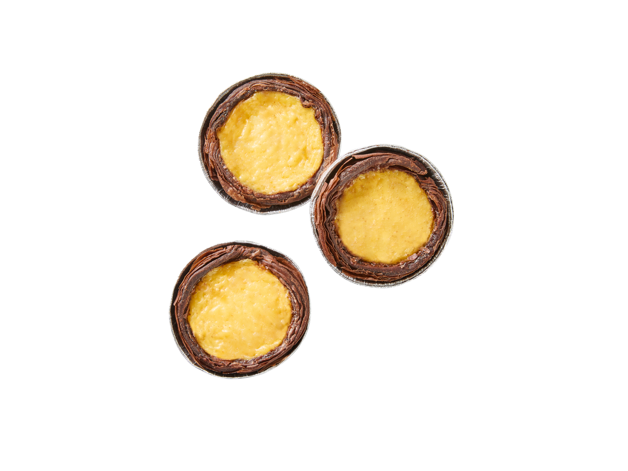 Três tortas de creme de chocolate em um fundo preto.