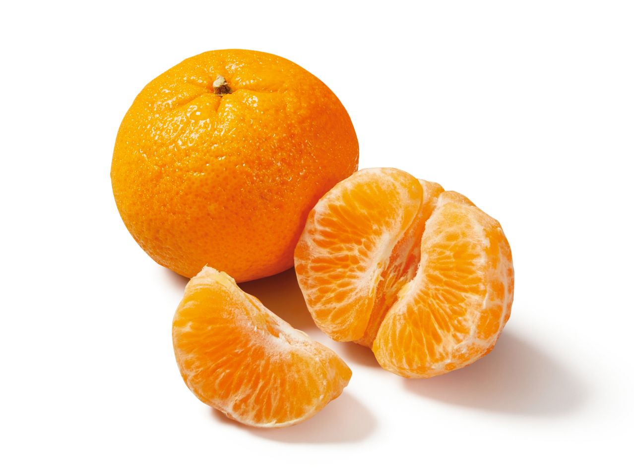 Eine ganze Mandarine und zwei Segmente liegen auf weißem Hintergrund.