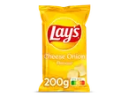 Een gele zak chips met de smaak kaas en ui, met een Nutri-Score C en een gewicht van 200g.