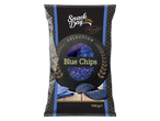Snack Day Limited Edition Blue Chips iepakojums ar ziliem kartupeļu čipsiem uz melnas plāksnes.