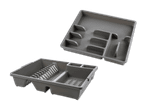 Zwei graue Plastik-Abtropfgestelle, eins mit Tellereinsatz und eins für Besteck.