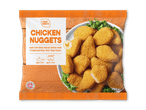 En pose med frosne kyllingenuggets, klar til tilberedning, med en tallerken fuld af nuggets.