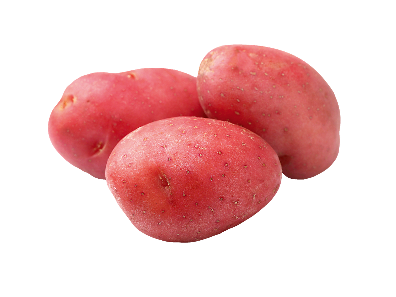 Três batatas vermelhas frescas com casca, dispostas sobre um fundo preto.