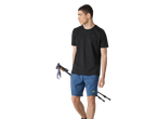 Homem com t-shirt preta CRIVIT e calções azuis, segurando bastões de caminhada.