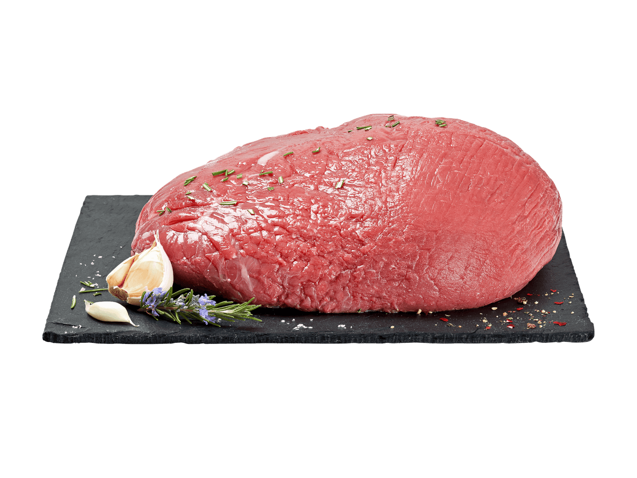 Rohes Stück Rindfleisch mit Rosmarin, Knoblauch und Gewürzen auf einer Schieferplatte.