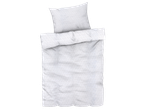Бял спален комплект с десен, включващ завивка и възглавница.