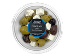 Deluxe olīvu un Feta PDO sieru maisījums (150g) caurspīdīgā traukā.