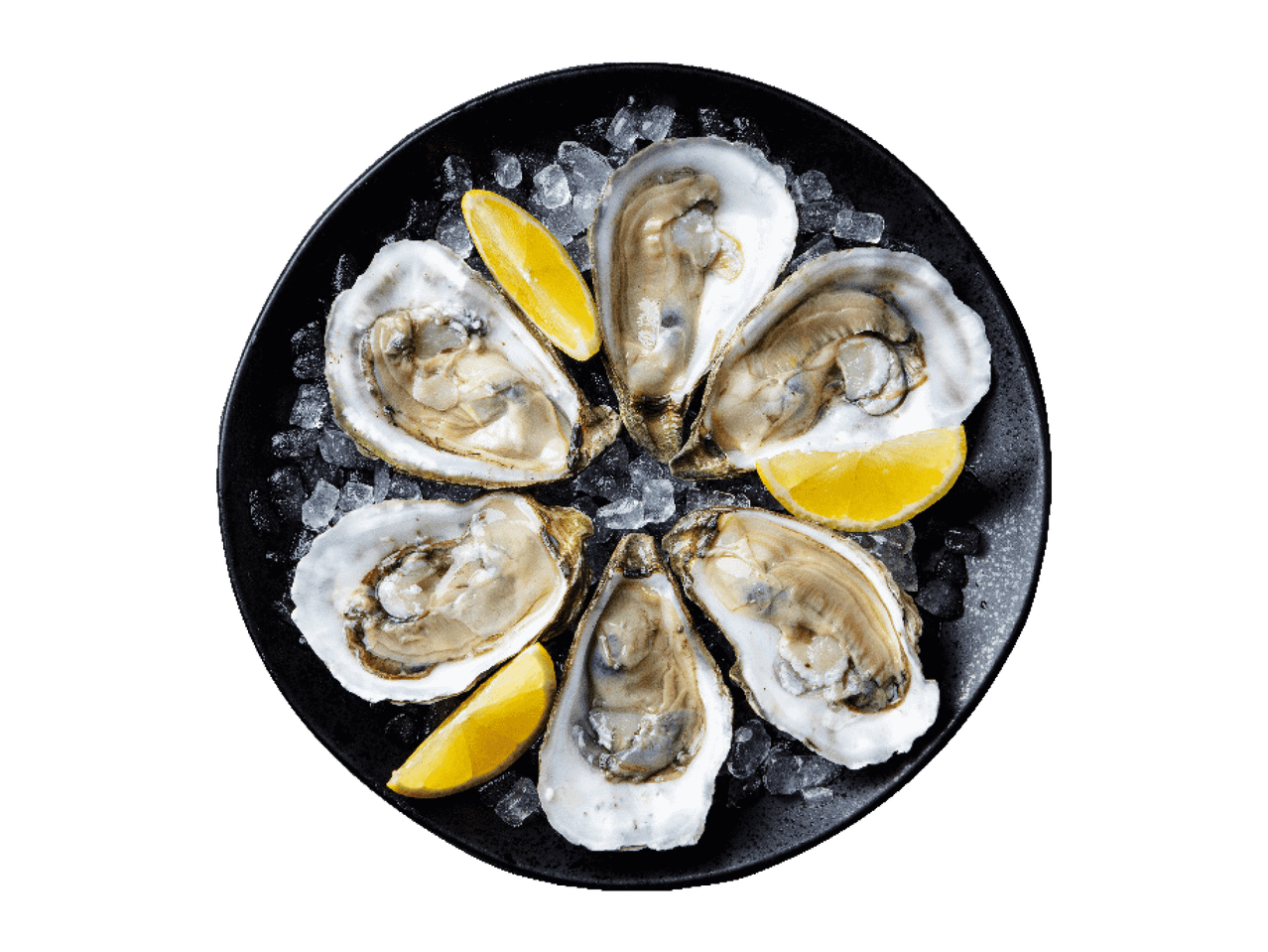 Svaigas austeres uz ledus ar citronu šķēlītēm uz melna šķīvja.