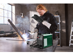 Frau schweißt Metall mit einem PARKSIDE Inverter-Schweißgerät.