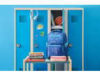 Armário escolar azul com mochila, material de pintura e bola de basquetebol, pronto para a escola.