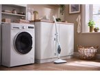Vaporizador Silvercrest® 2 em 1 numa lavandaria com máquina de lavar e arrumação.