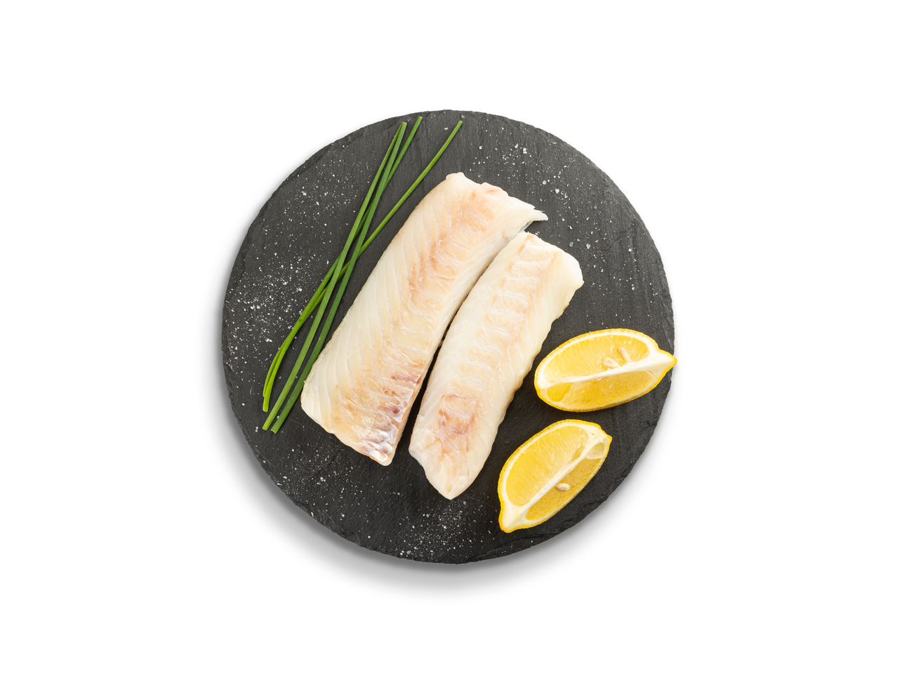 Kaks valge kala fileed rohelise sibula ja sidruniviiludega mustal taldrikul.