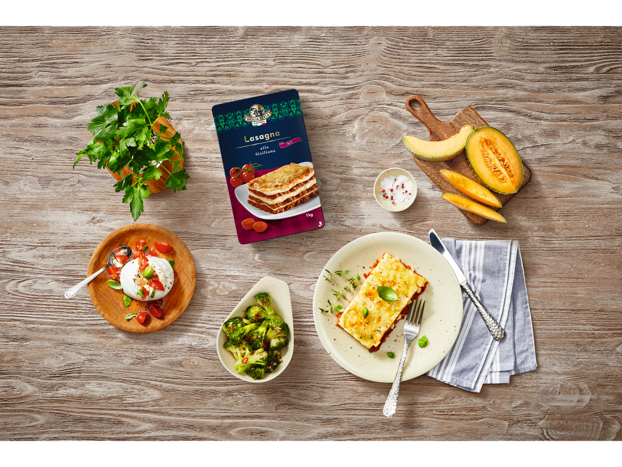 Pacote de Lasanha Sicilia Style com acompanhamentos: burrata, brócolis e melão.