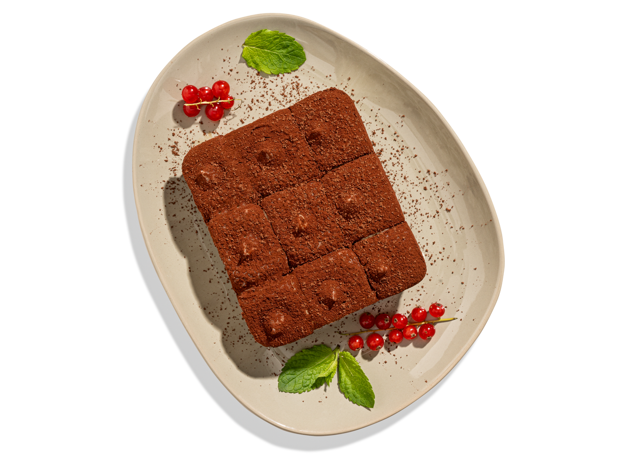 Csokoládétortás piros ribizlivel és mentával.