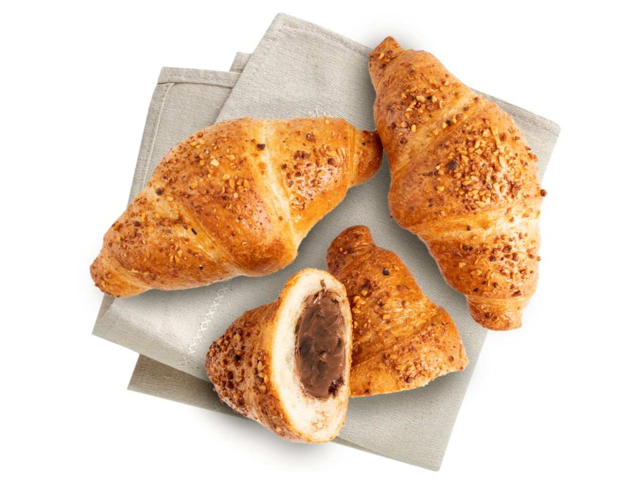 Croissants mit Schokolade und Nüssen auf einem Leinen-Servietten.
