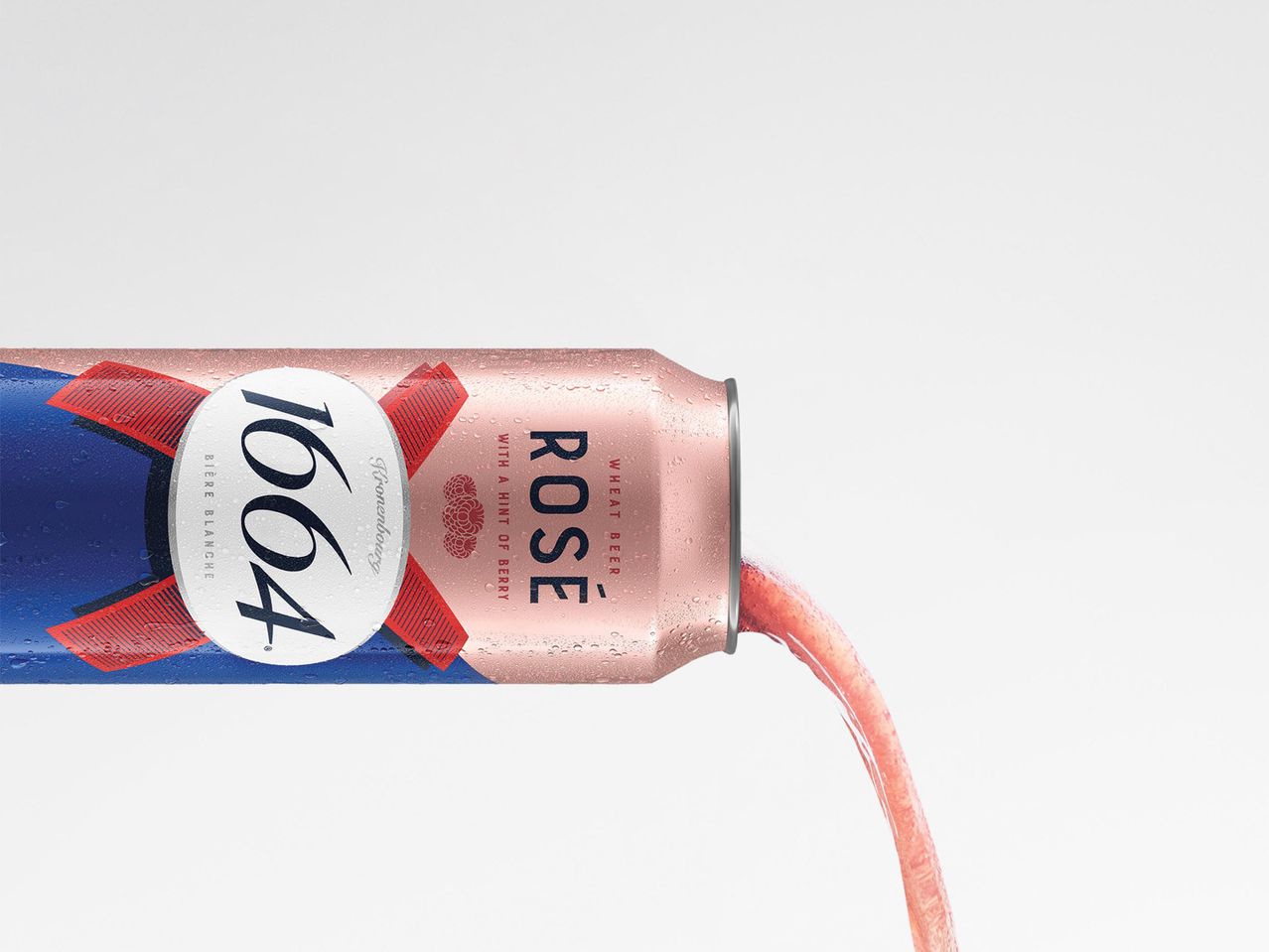 1004 Rosé pezsgő ital egy dobozból ömlik.
