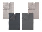 Vier Bettwäsche-Sets in Grau- und Beigetönen mit geometrischen Mustern.