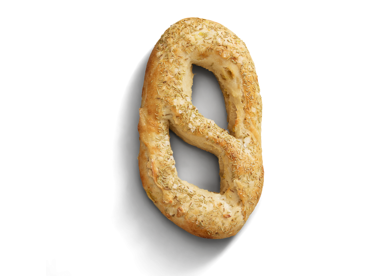 Eine goldbraune Brezel, gewürzt mit Kräutern und Salz, auf dunklem Hintergrund.