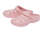 Et par lyserøde sandaler med huller og en justerbar rem.