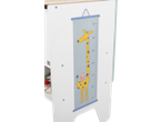 Cuisine enfant avec motif girafe et mesureur de taille.