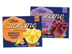 Dve škatli sladoleda Gelatelli Supreme, ena z mangom in pasijonko, druga z gozdnimi sadeži.