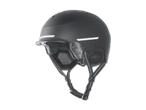 Ein schwarzer Fahrradhelm mit reflektierenden Streifen und verstellbaren Riemen.