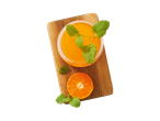 Suco de laranja, fatia de laranja e folhas de hortelã em uma tábua de madeira.