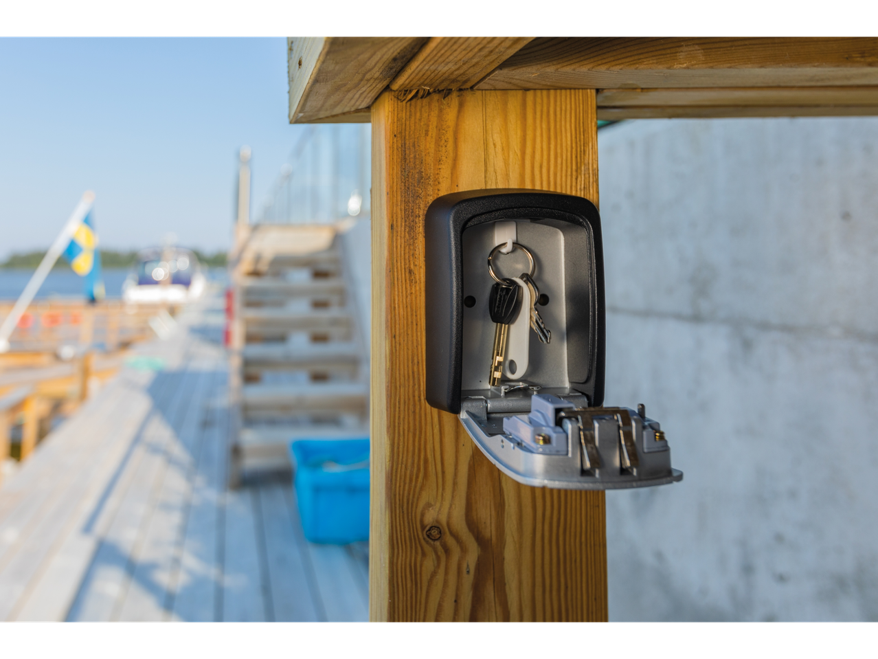 Schlüsselsafe an einem Holztisch an einem Dock montiert.