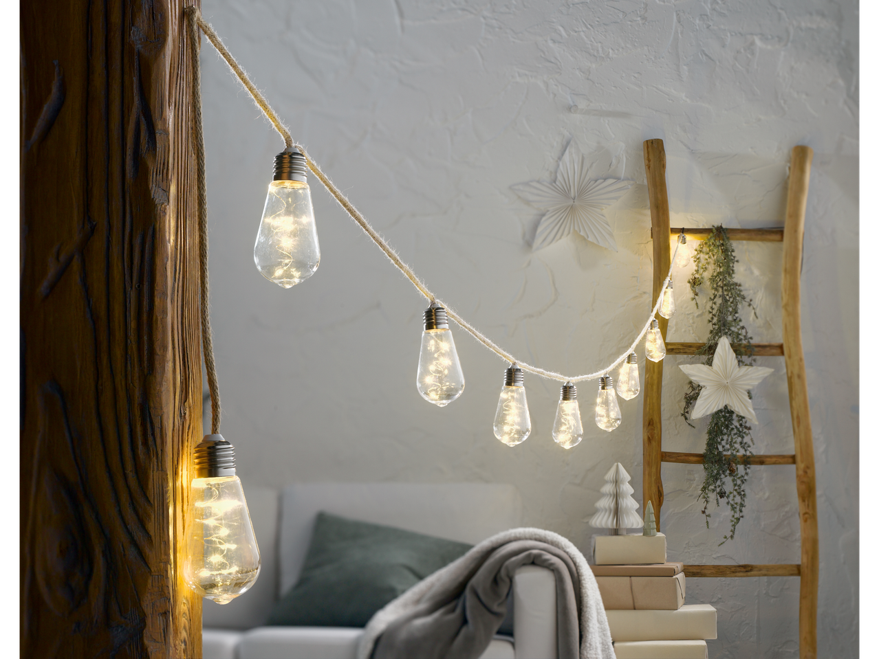 Livarno Home gaismas virtene ar spuldzēm mājīgā interjerā ar koka siju un kāpnēm.