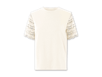 Ein cremefarbenes T-Shirt mit zerrissenen Ärmeln.