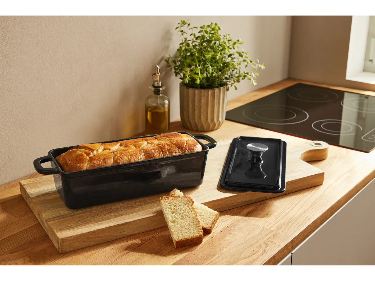 Formă de pâine din fontă SILVERCREST® pe un blat de bucătărie din lemn.