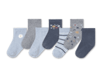 Sieben Paar Socken in Blau-, Grau- und Weißtönen mit Blumen- und Streifenmustern.