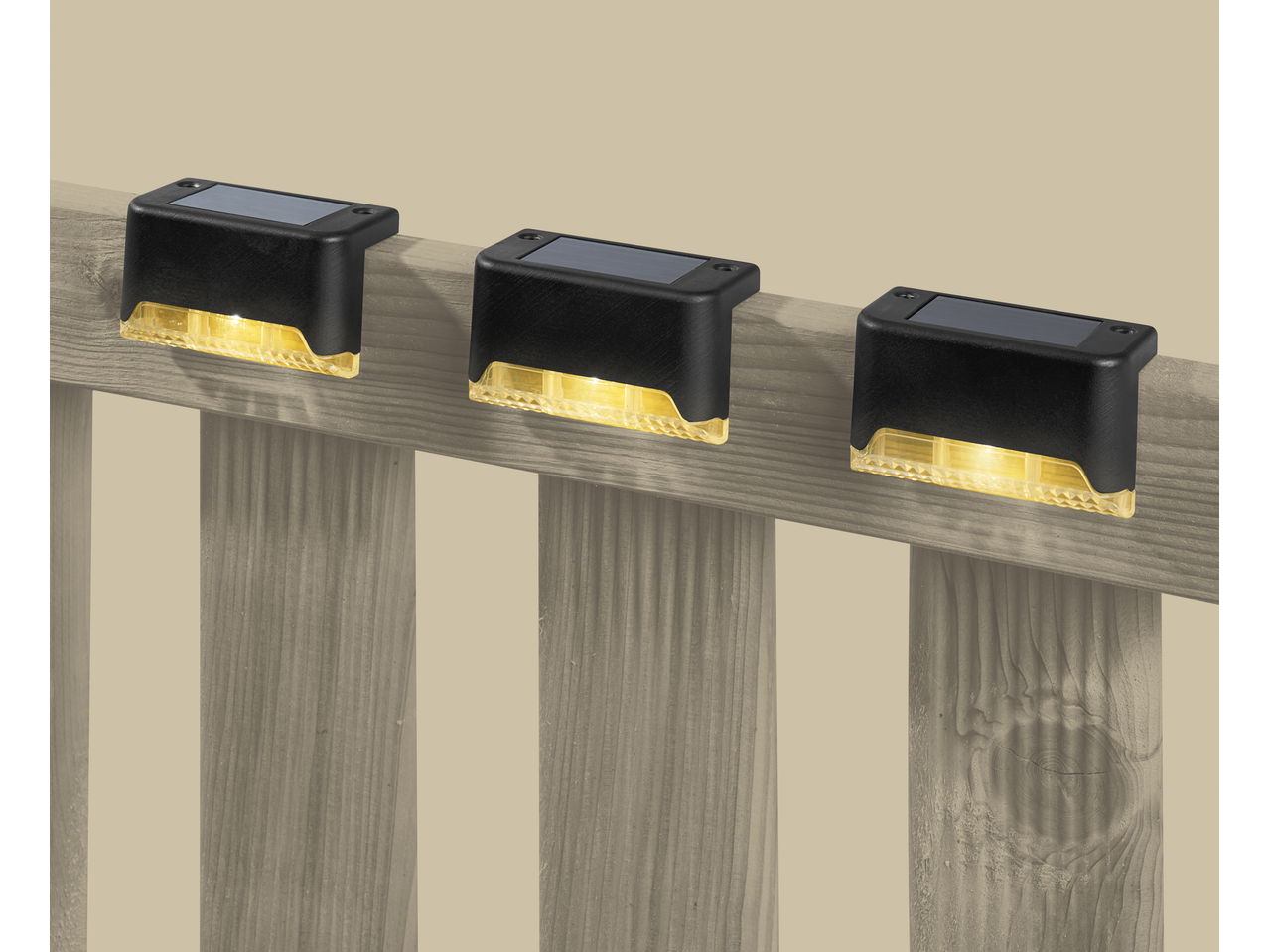 Trei lumini solare LED Livarno pe o balustradă de lemn