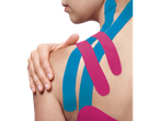 Sensiplast® Kinesiologie-Tapes op de schouder van een persoon, in blauw en roze.