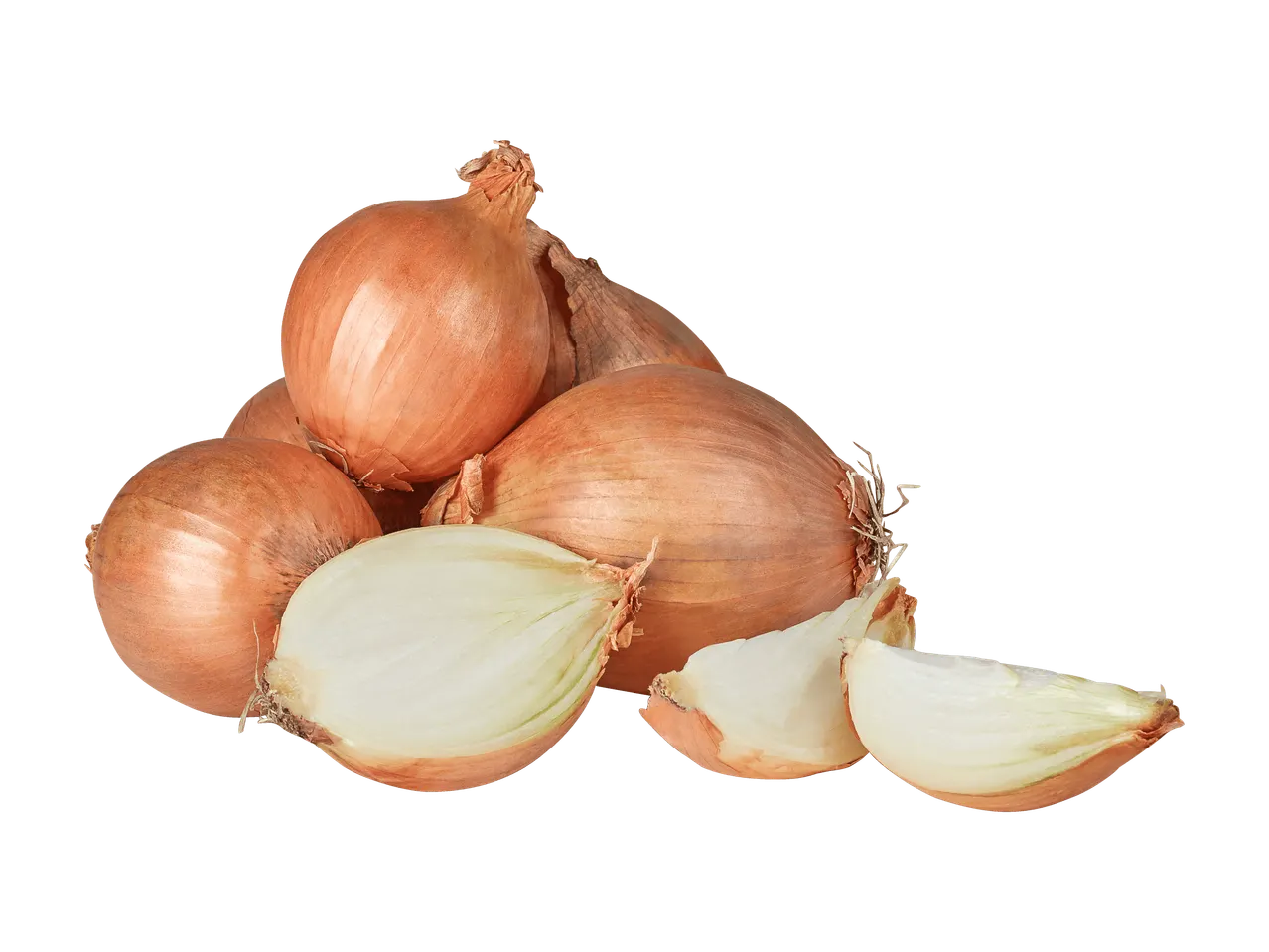 Un mucchio di cipolle gialle intere e tagliate a metà su sfondo nero.