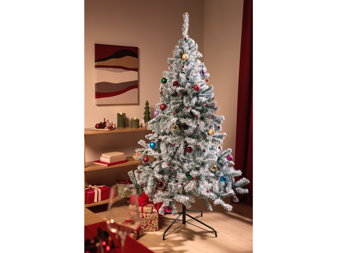 Livarno Home műfenyő, havas, színes díszekkel, nappaliban.