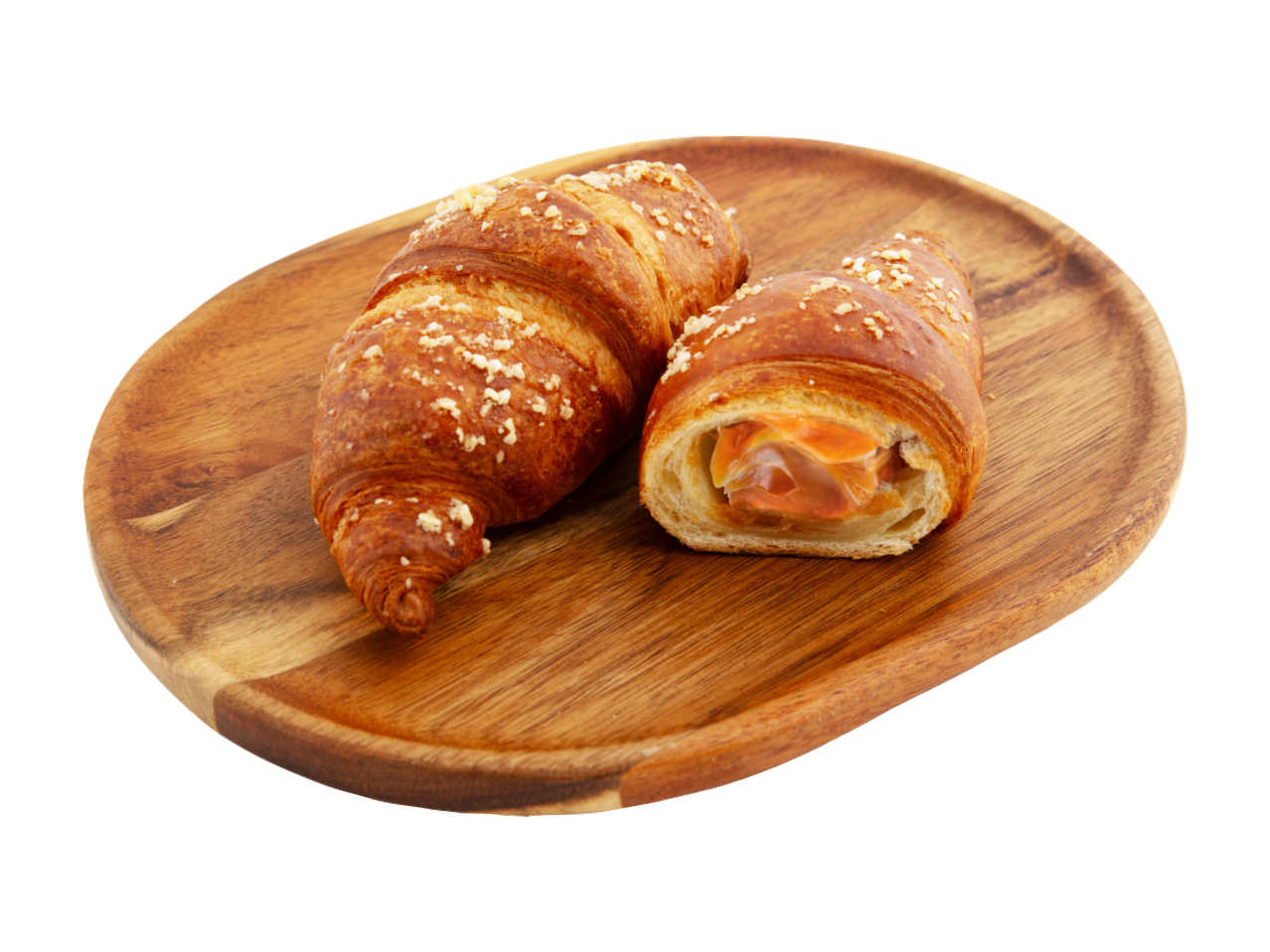 Dva kroasana sa punjenjem od lososa na drvenoj tacni.