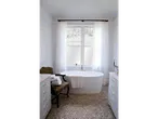 Banheiro moderno com banheira independente e piso de seixos.