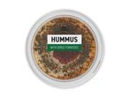 Hummus med tørrede tomater i en rund beholder, set ovenfra.