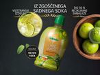 Liker limoninega soka v steklenici, obdan z limetami in pijačo.