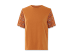 Orangefarbenes T-Shirt mit gemusterten Ärmeln.