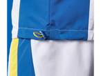 Close-up de shorts de nylon azul e branco com detalhes amarelos.