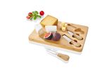 Tagliere in bambù con coltelli per formaggi e assortimento di formaggi.