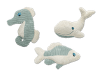 Drei Plüschtiere in Form eines Seepferdchens, eines Wals und eines Fisches in Hellblau und Weiß.