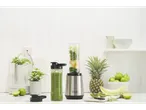 Blender Russell Hobbs cu smoothie verde și fructe proaspete pe un blat deschis.